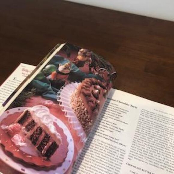 Betty Crocker’s New Christmas Cookbook Hardcover Book Pre-Owned. - Picture 12 of 16